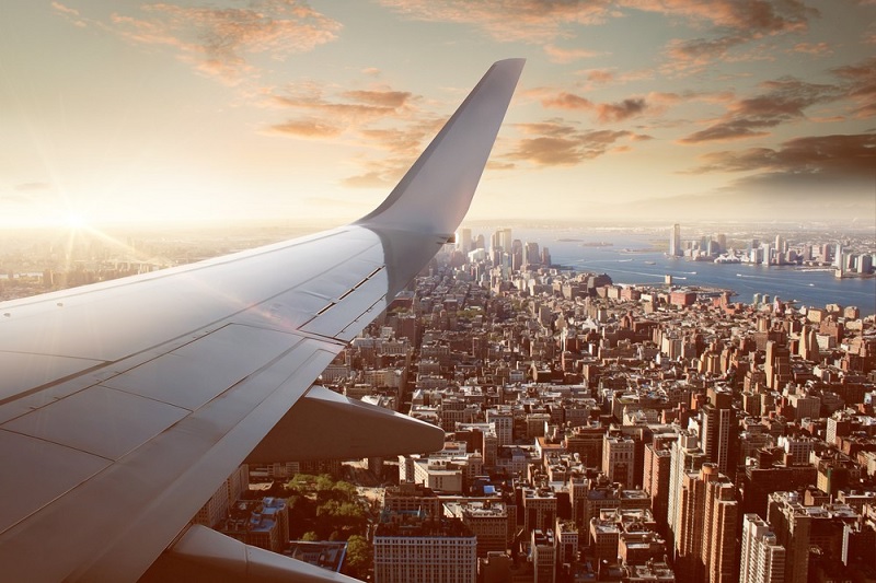 Avião sobrevoando a cidade de Nova York