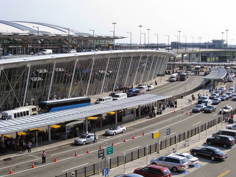 Saída de carro no Aeroporto Inter nacional John F. Kennedy em Nova York