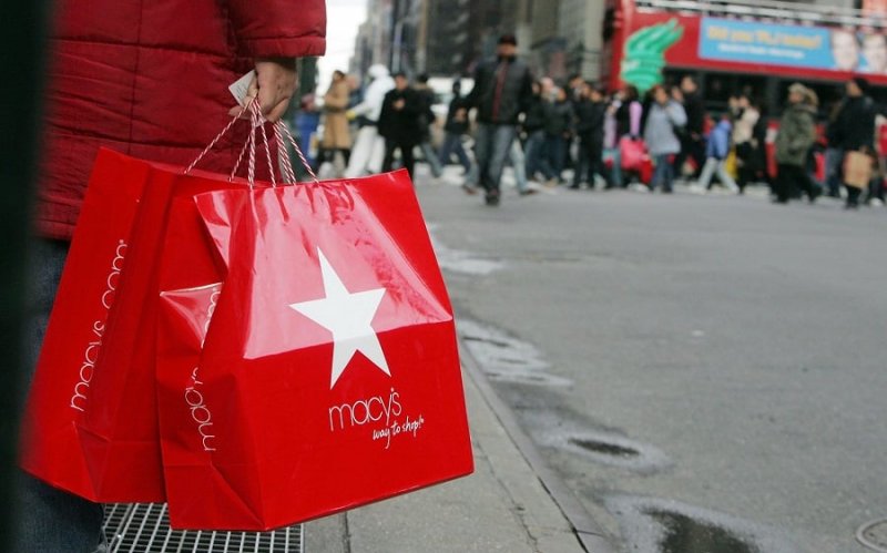 NEW YORK – DECEMBER 27: A post-Christmas shopper holds Macy’s bags as other shoppers cross Seventh Avenue December 27, 2006 in New York City. Retailers are hoping that after-Christmas shoppers will help them regroup after a somewhat disappointing holiday shopping season thus far. (Photo by Mario Tama/Getty Images)