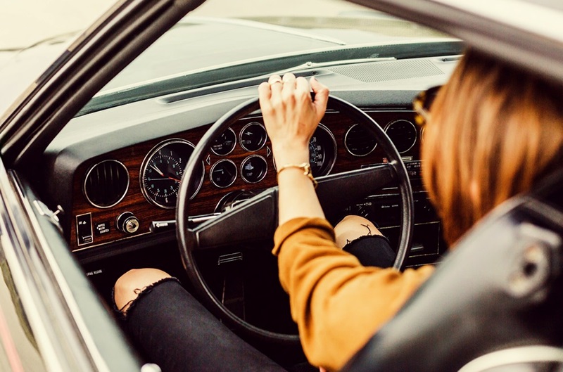 Mulher dirigindo um carro