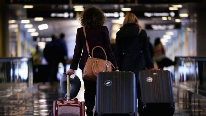 Pessoas em aeroporto