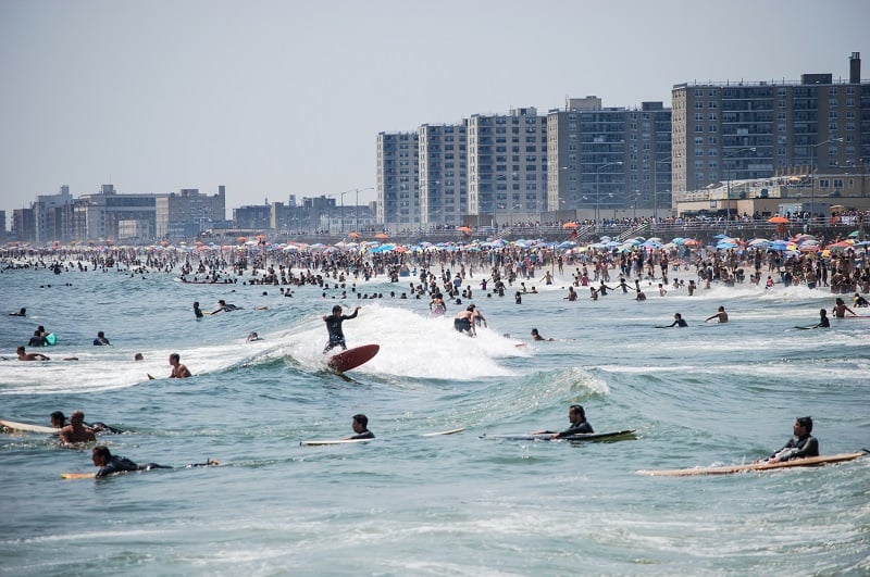 Praia Rockaway Beach no Queens em Nova York