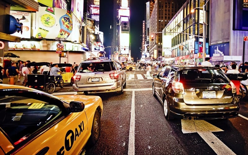 Carros à noite em Nova York