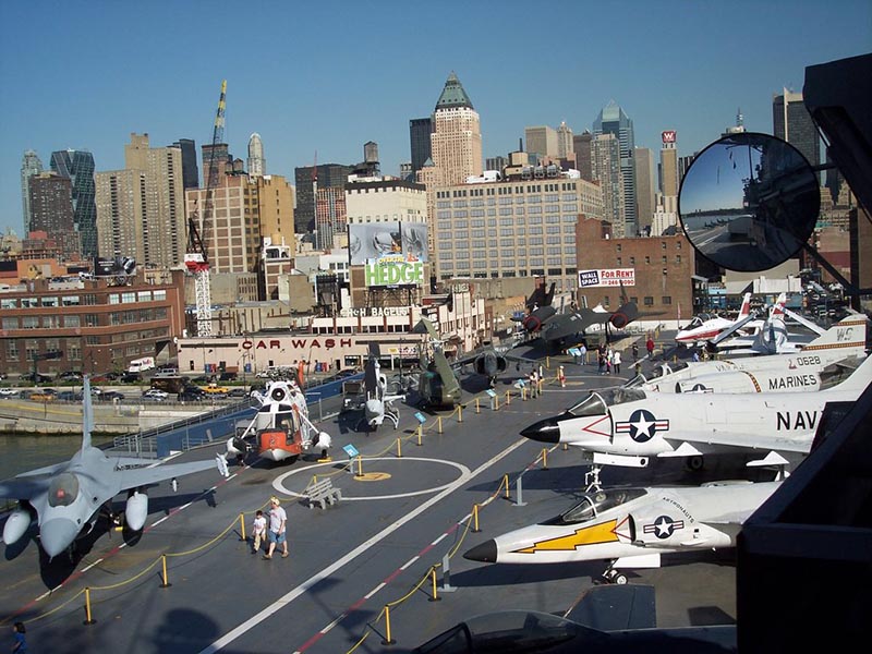 Exposição externa de aviões no Museu Intrepid Sea, Air & Space em Nova York