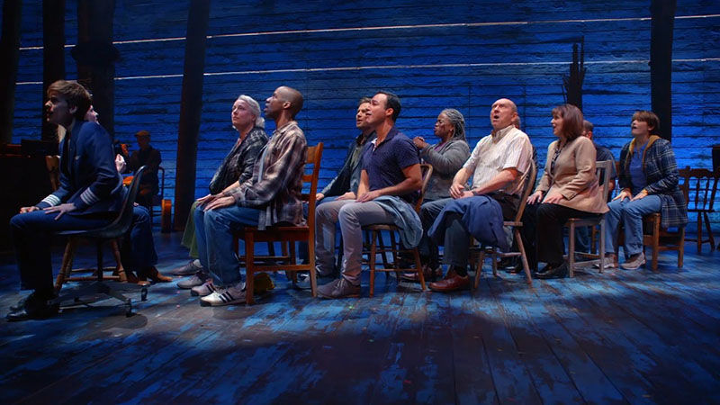 Cena do musical Come From Away em Nova York 