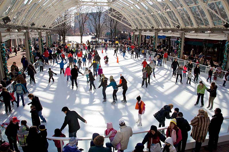 Pentagon Row Ice Rink na Virginia