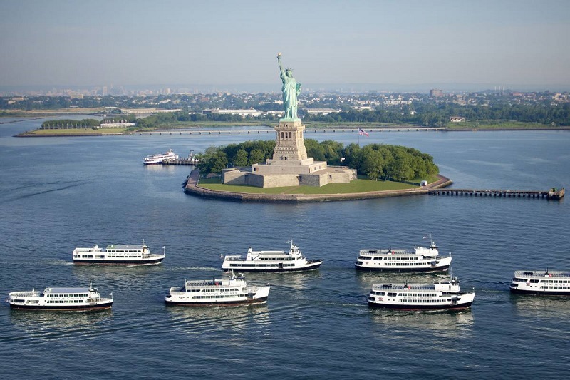 Vista ampla do passeio até à Estátua da Liberdade em Nova York