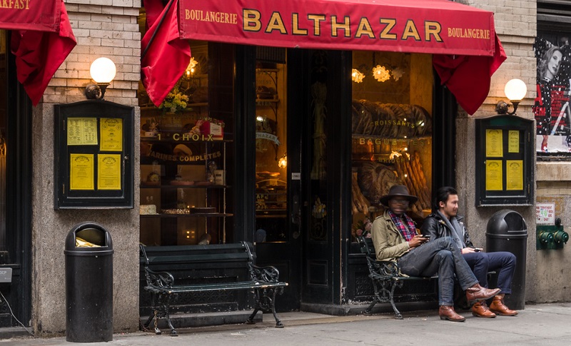 Entrada do restaurante Balthazar no SoHo em Nova York 