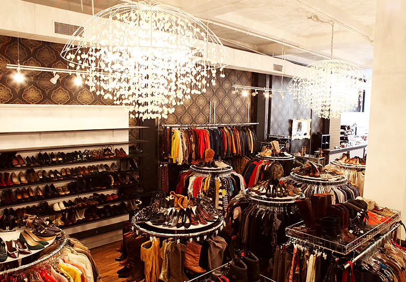 Interior do brechó Beacons Closet em Nova York