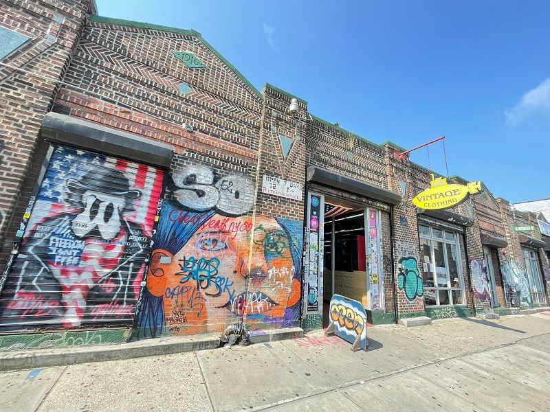 Fachada de um dos brechós L-Train-Vintage em Nova York