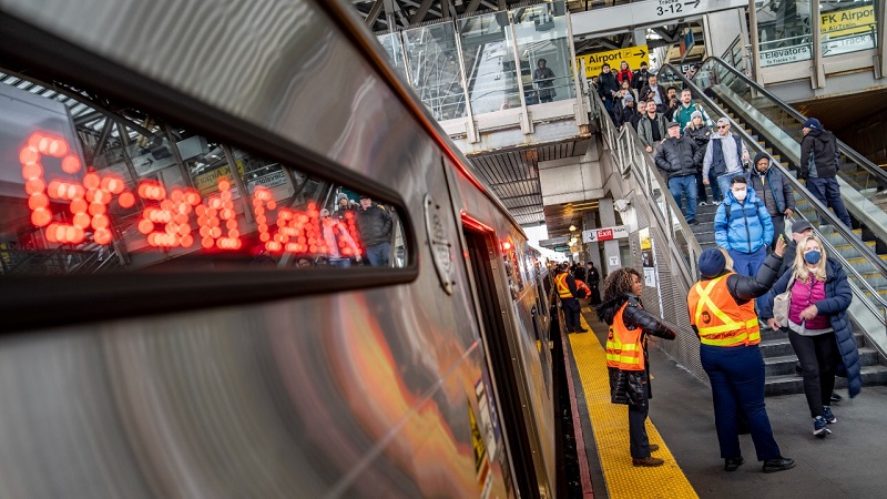 Metrô com destino a estação Grand Central Madison em Nova York