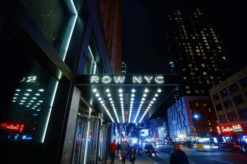 Fachada do hotel Row em Nova York