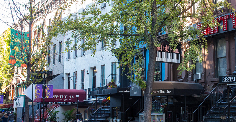 Rua Restaurante Row no bairro Hell's Kitchen em Nova York