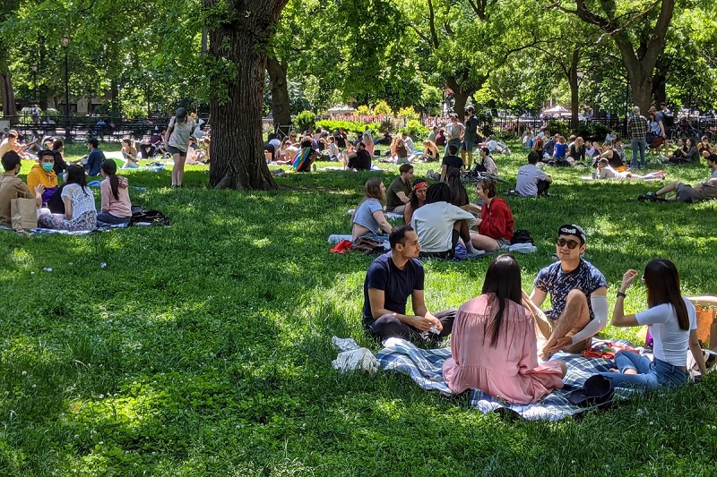 Pessoas descansando na praça Union Square em Nova York