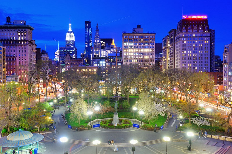 Prédios atrás da praça Union Square em Nova York