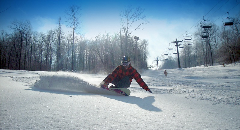 Prática do snowboard em uma pista de esqui