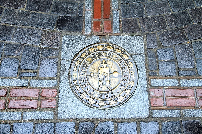 Indicação da The Freedom Trail no chão em Boston