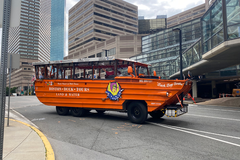 Ônibus anfíbio na pista em Boston