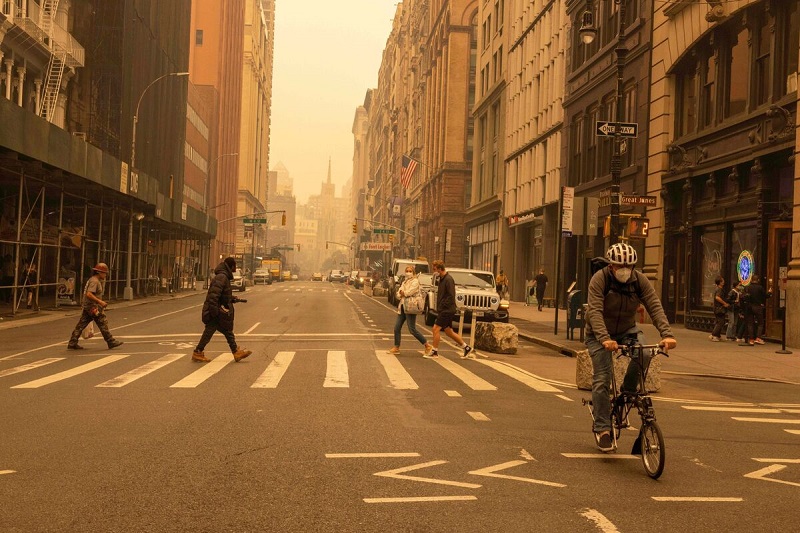 Pessoas usando máscaras faciais em Nova York