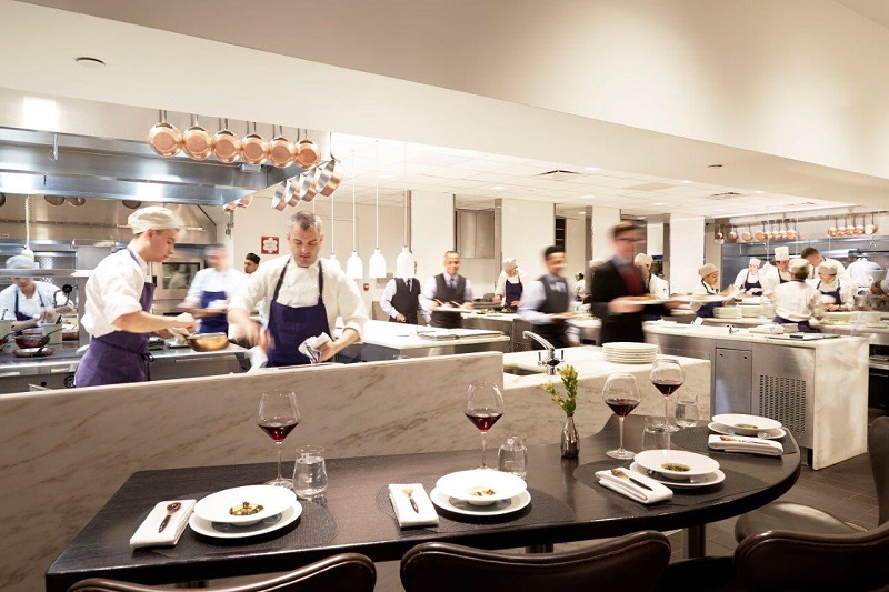 The kitchen no restaurante The Modern em Nova York