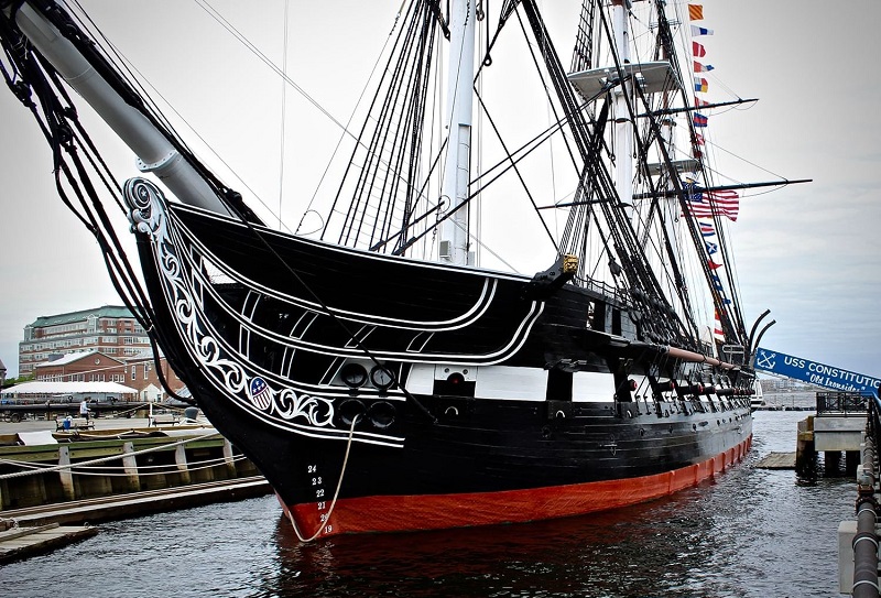 Navio de guerra USS Constitution ancorado em Boston