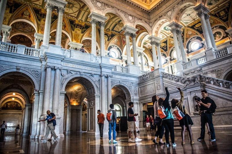 Pessoas visitando a Biblioteca National Library em Washington