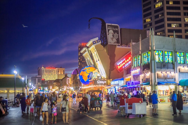 Atlantic City em Nova Jersey à noite