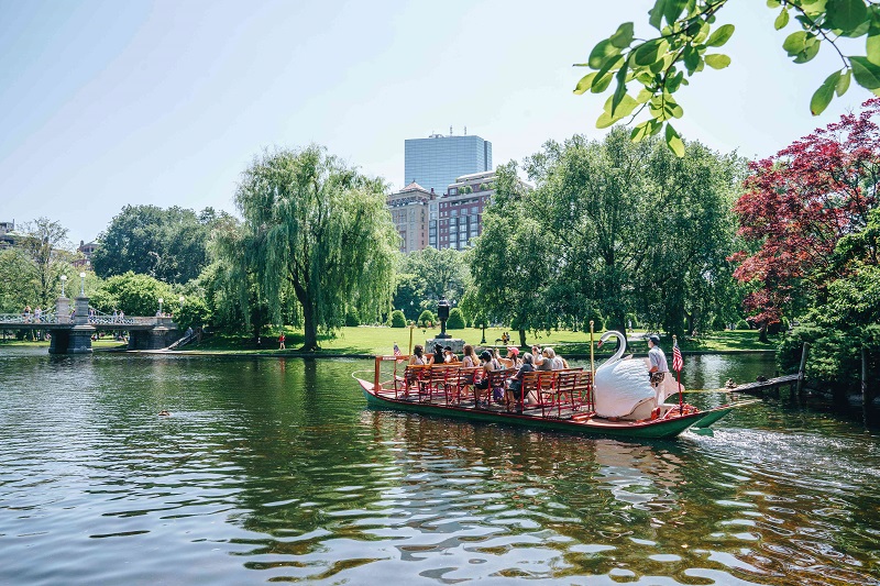 Pedalinho no parque Public Garden em Boston