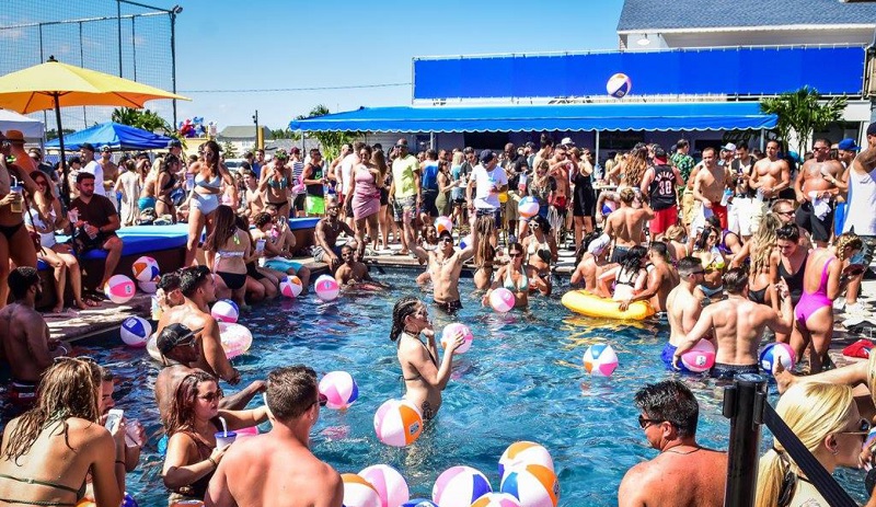 Festa na piscina no verão em Nova Jersey