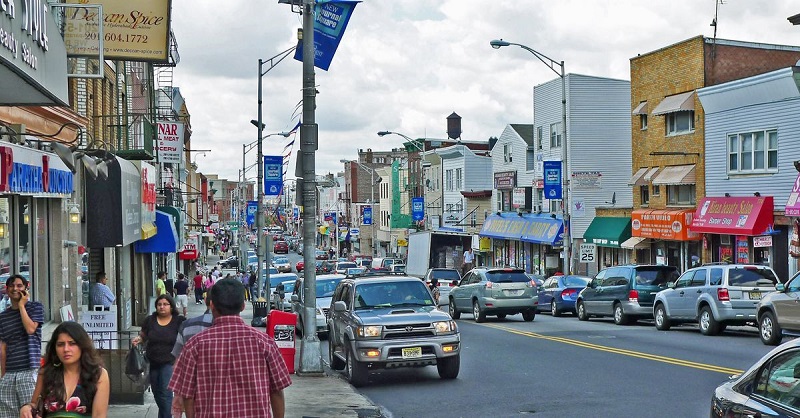 Rua movimentada na cidade de Jersey City em Nova Jersey