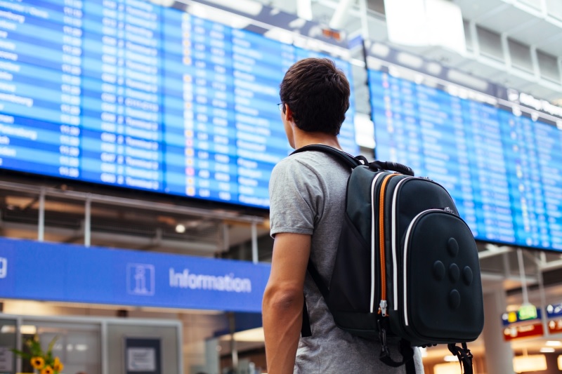 Homem esperando voo em aeroporto