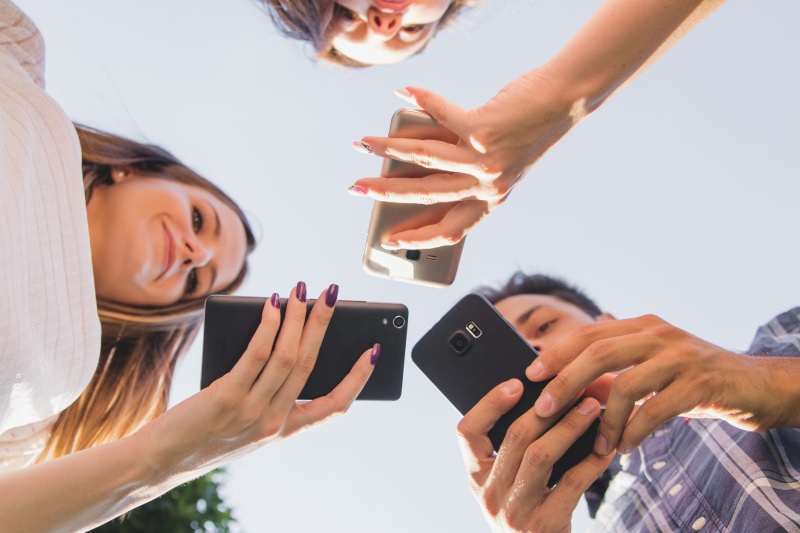 Pessoas usando o celular