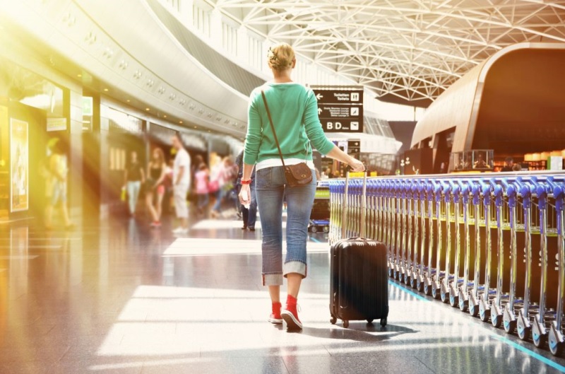 Mulher no aeroporto