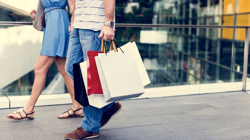 Casal fazendo compras