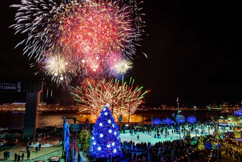 Fogos de artifício no bairro Penn's Landing na Filadélfia