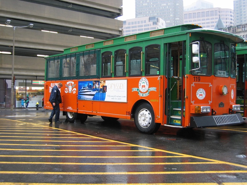 Ônibus trólebus estacionado em Boston