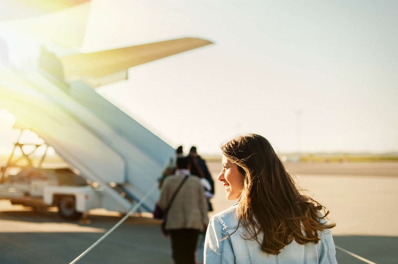 Pessoas entrando no avião