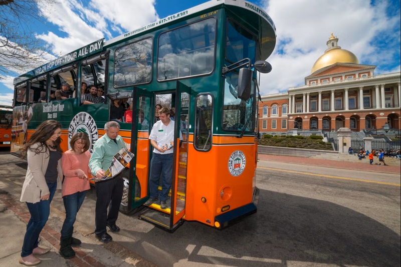 Pessoas entrando no trólebus em Boston