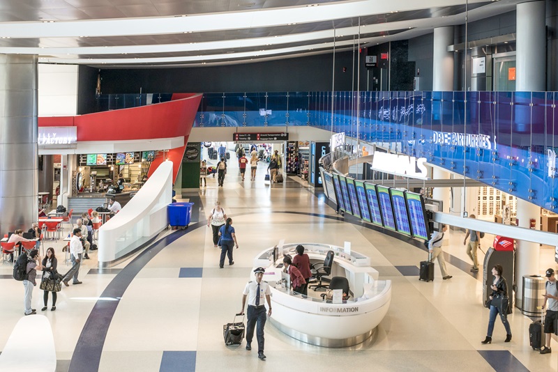 Pessoas no aeroporto da Filadélfia