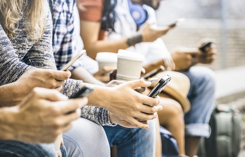 Pessoas usando o celular