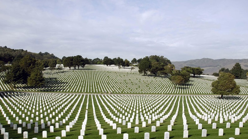 Túmulos no Cemitério Nacional de Arlington perto de Washington