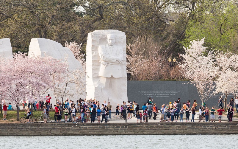 Visitantes no Memorial do Martin Luther King Jr. em Washington