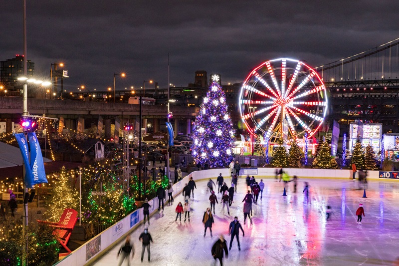 Pista de patinação no gelo Blue Cross RiverRink Winterfest na Filadélfia