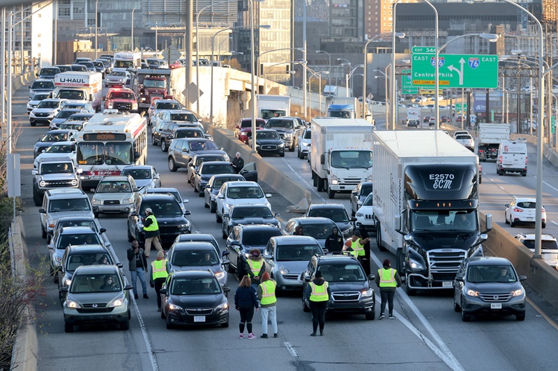 Carros em rodovia na Filadélfia