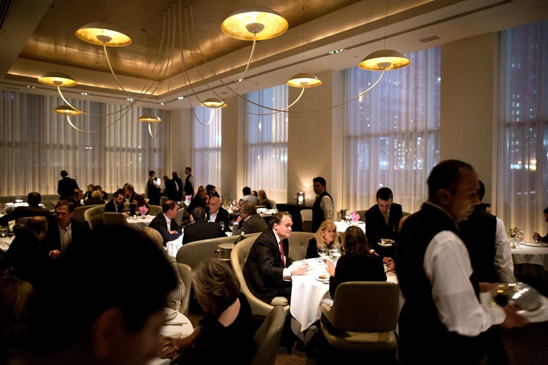 Clientes lotando o restaurante Jean-Georges em Nova York