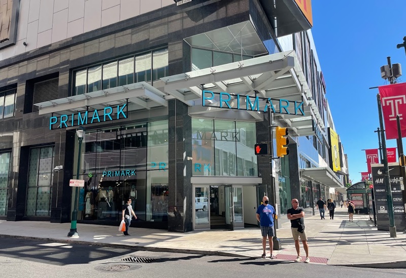 Fachada da loja Primark no shopping Fashion District Philadelphia 