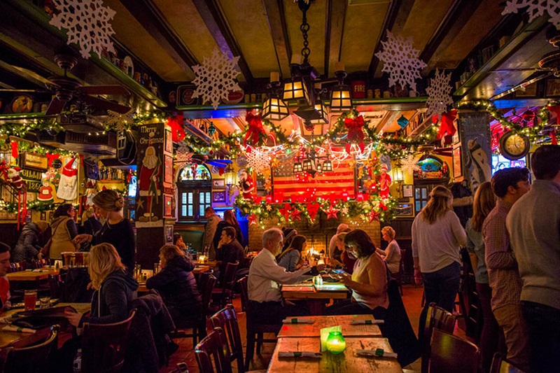 Interior do bar McGillin’s Olde Ale House na Filadélfia