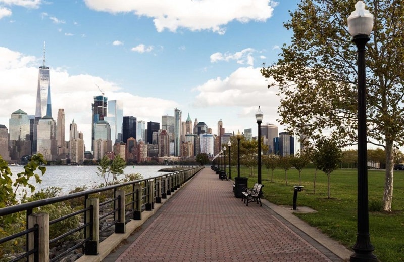 Dia de primavera na cidade de Jersey City em Nova Jersey