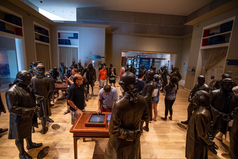 Pessoas no Museu National Constitution Center na Filadélfia